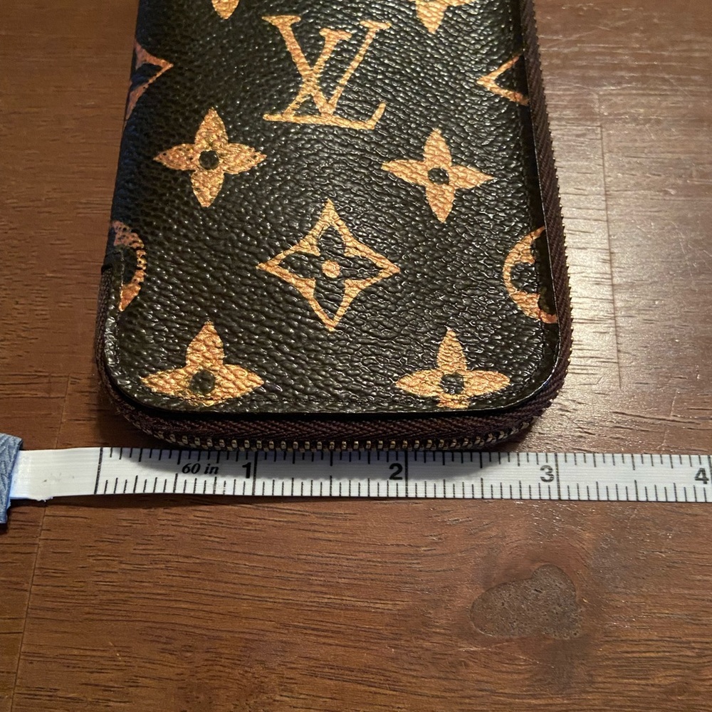 LV - 6 Key w/ zipper - Picture 13 of 15